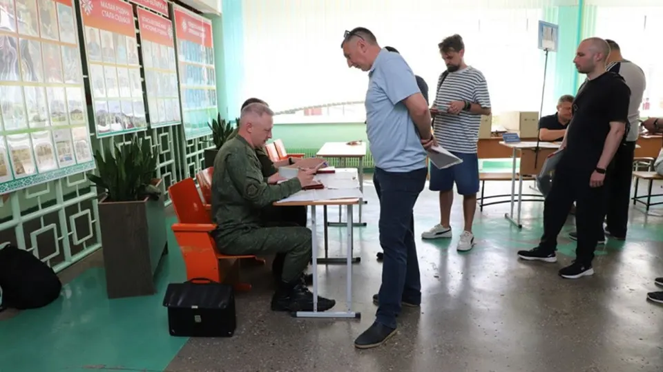Минобороны Беларуси проводит в Гродненской области учения по отработке мобилизации граждан и транспорта. Одновременно, по сообщениям источников, Россия усилила давление на Минск с требованием участия в эскалации конфликта с Украиной.