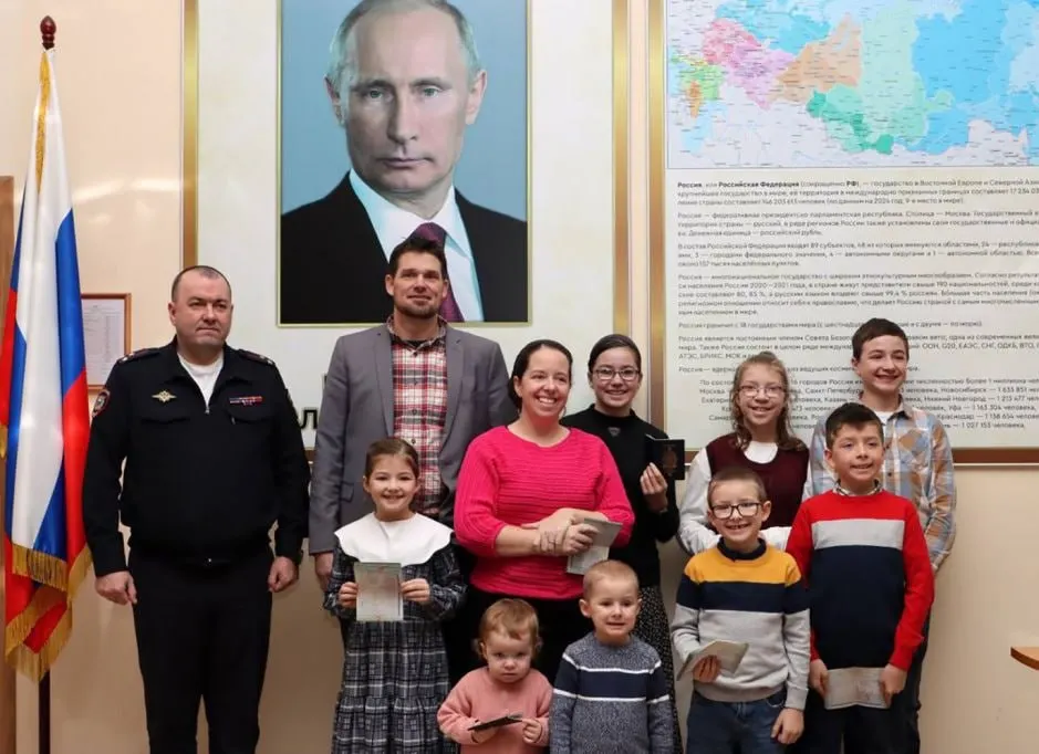 В 2025 году более тысячи человек оформили специальные визы для переезда в Россию как «лица, разделяющие традиционные духовно‑нравственные ценности». Программа действует с августа 2024 года и предполагает упрощённое получение РВП.