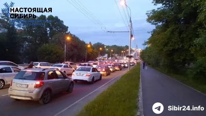 Жёсткие лимиты на АЗС, очереди по 8–9 часов и риск остановки междугородних автобусов: жители Иркутска массово стоят в многочасовых пробках, заправки ограничивают розничную продажу.