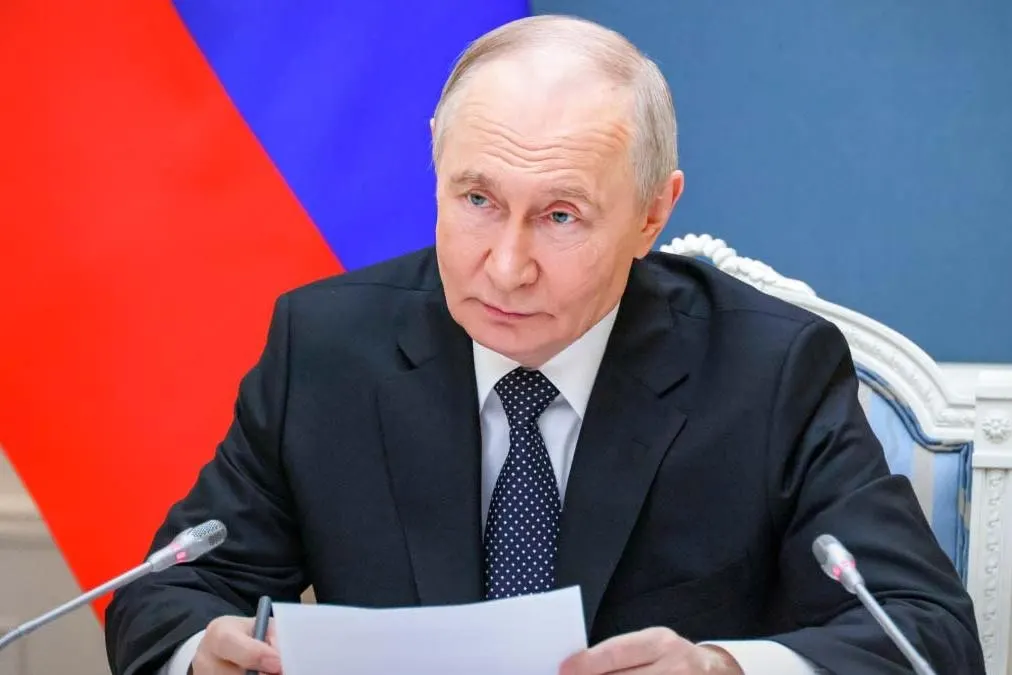 Президент подписал поправки, которые позволяют не исполнять обязательства по вкладам перед иностранцами из стран, признанных «недружественными». Мера вступила в силу 1 июня 2026 года.