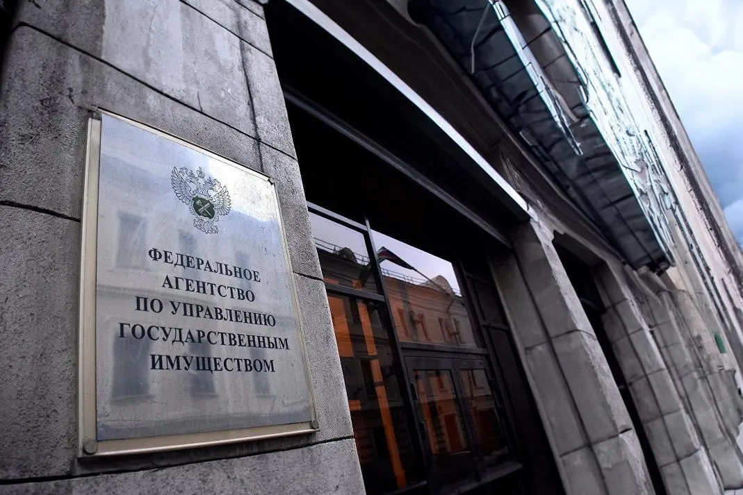 Депутаты отменили ценовой порог и обязательную полугодовую паузу между торгами, что позволит продавать любое изъятое у коррупционеров жильё. Также вводят реестр оценщиков и ужесточают требования к организаторам торгов; для религиозной собственности отменили срок давности оспаривания приватизации.