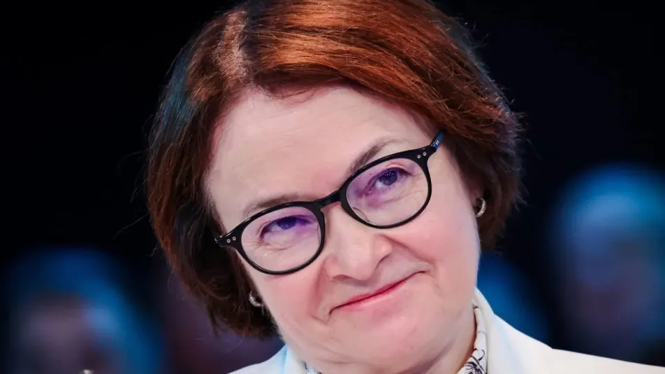 Отсутствие главы ЦБ на ключевых летних мероприятиях породило слухи и ускорило дискуссию о снижении ставки. Между призывами к смягчению политики и сигналами о сохранении осторожности разворачиваются изменения в бюджетной и кредитной практике — с серьезными рисками для экономики.