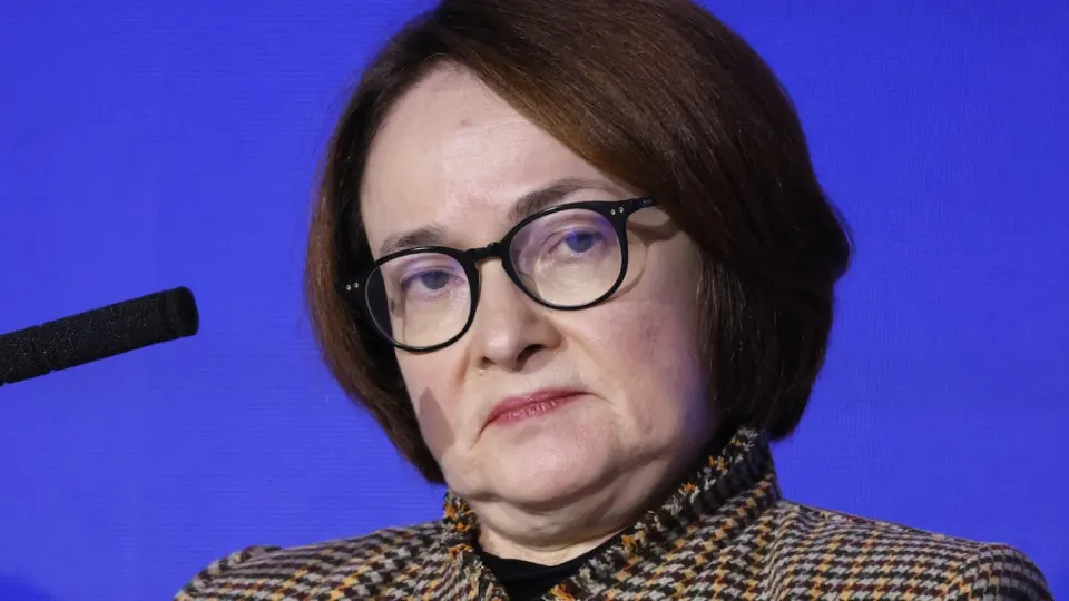 Резкий рост цен на бензин и падение выпуска нефтепродуктов усиливают инфляционное давление и ставят под вопрос планы по снижению ключевой ставки — регулятор сократил ставку минимально, а рынки уже закладывают иной сценарий.