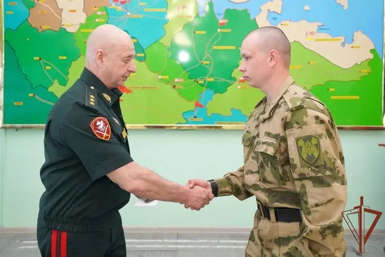 Представители силовых структур сообщили о награждении семерых военнослужащих за четыре беспилотника, сбитых 3 и 6 июня. В первые дни июня над Петербургом и Ленобластью фиксировали многочисленные атаки БПЛА, пожары на терминале, эвакуации и повреждения объектов.
