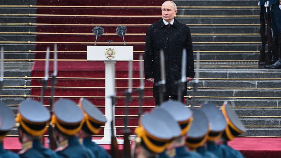 Военные траты в проекте бюджета‑2026 могут увеличиться примерно на 40% — власти планируют сокращения гражданских расходов, использование резервов и дополнительные заимствования.