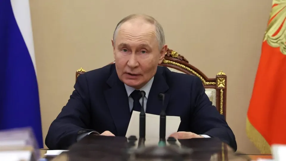 Президент оценил ситуацию с инвестициями после резкого их сокращения: власти называют спад сдержанностью, вызванной макромерами, а правительство принимает точечные меры при ограниченных бюджетных возможностях.