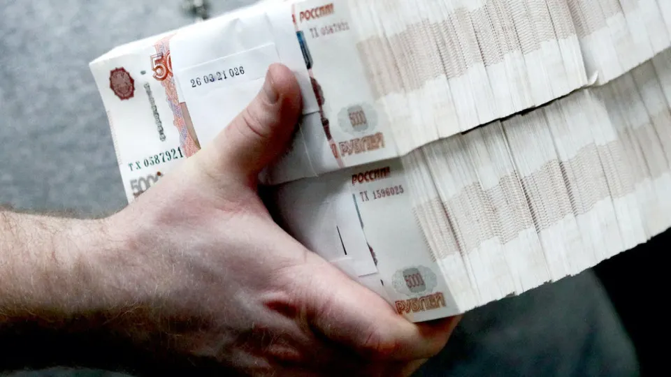 Банки фиксируют массовый переход клиентов к наличным из‑за перебоев в интернете и опасений по налогам; Центробанк ввёл усиленный мониторинг снятий и внесений наличности.