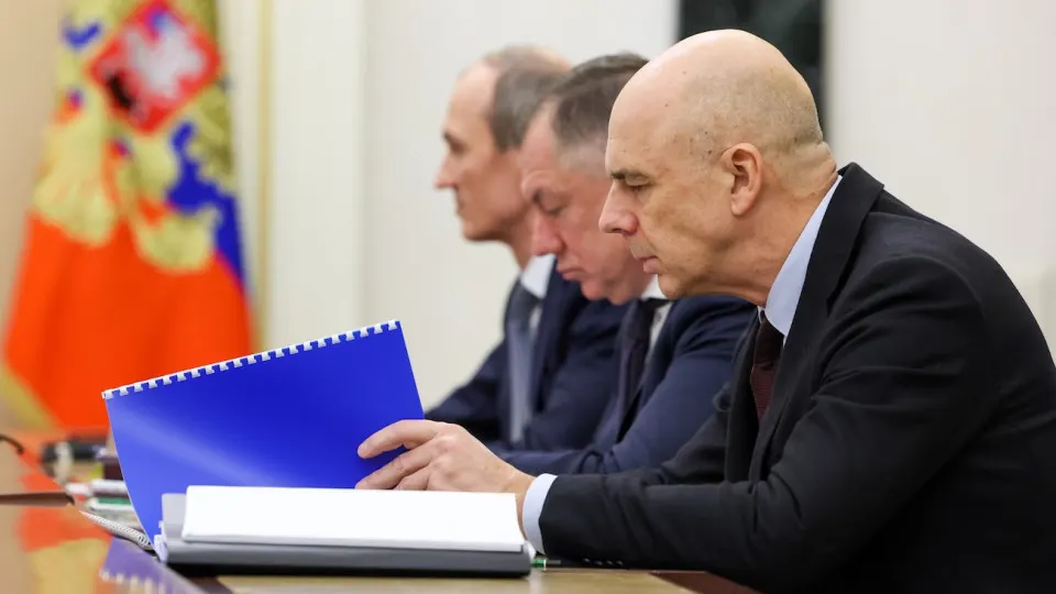 Индекс RGBI обрушился, доходности длинных ОФЗ приблизились к 15,5% — рынки реагируют на рост бюджетных расходов, малообнадеживающее смягчение денежной политики и риски инфляции. Это усиливает долговую нагрузку бюджета и требует дополнительных заимствований.