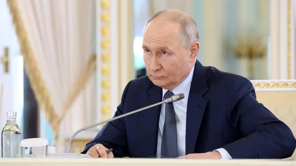 В заявлении российского руководства говорится о контроле площади, значительно превышающей территорию Украины, однако в официальной расшифровке это число было скорректировано. Независимые аналитики фиксируют сокращение территории под контролем российских войск и называют возможные причины.