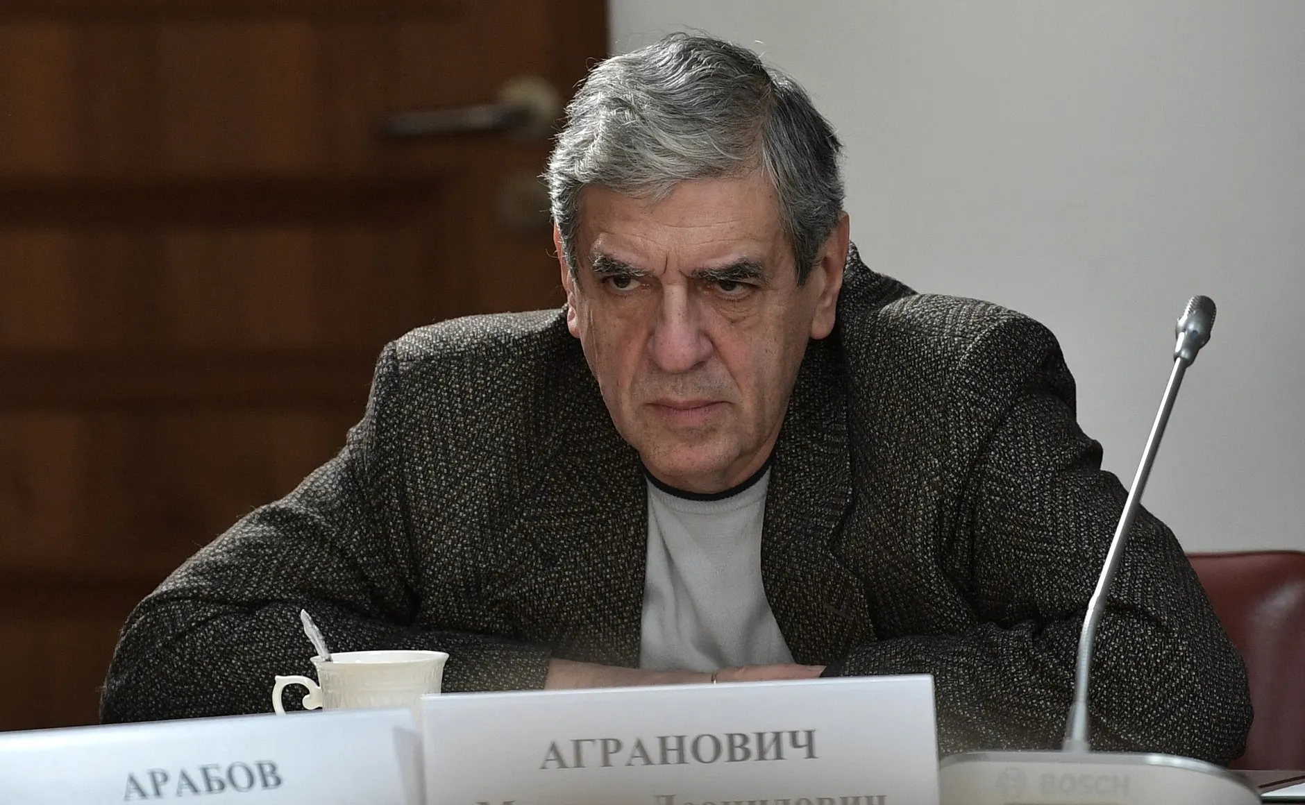 Операторский факультет Всероссийского государственного института кинематографии объявил набор в специальную группу режиссёра Михаила Аграновича: обучение с 2027 года обещают бесплатно тем, кто подпишет годичный контракт с Минобороны для службы в войсках беспилотных летательных аппаратов.