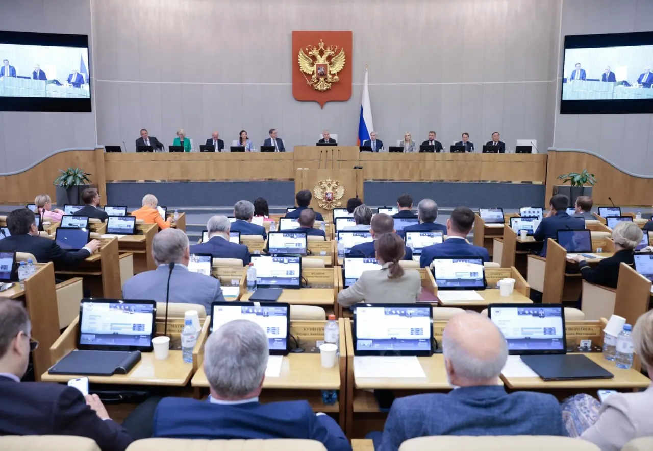 Анализ законодательной деятельности показывает: Госдума значительно чаще принимает правительственные инициативы, тогда как депутатские проекты проходят заметно реже. Около пятой части инициатив остаются нерешёнными и будут перенесены на рассмотрение нового созыва парламента.