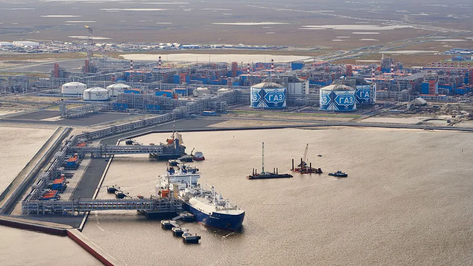 В преддверии запретов европейские компании ускорили импорт сжиженного газа с проекта «Ямал СПГ»: в первом полугодии поставки достигли рекордных 9,89 млн тонн, что объясняется ускорением поставок по действующим контрактам и логистическими ограничениями.