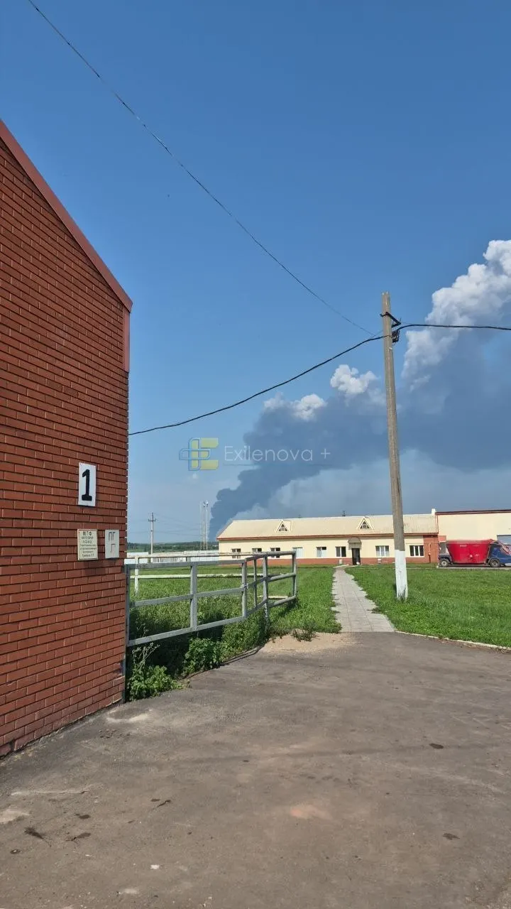 Ночная волна атак беспилотников по разным регионам привела к пожарам, разрушениям и человеческим жертвам: в пригороде Воронежа погиб трёхлетний мальчик, зафиксированы повреждения складов и объектов топливно-энергетического комплекса.