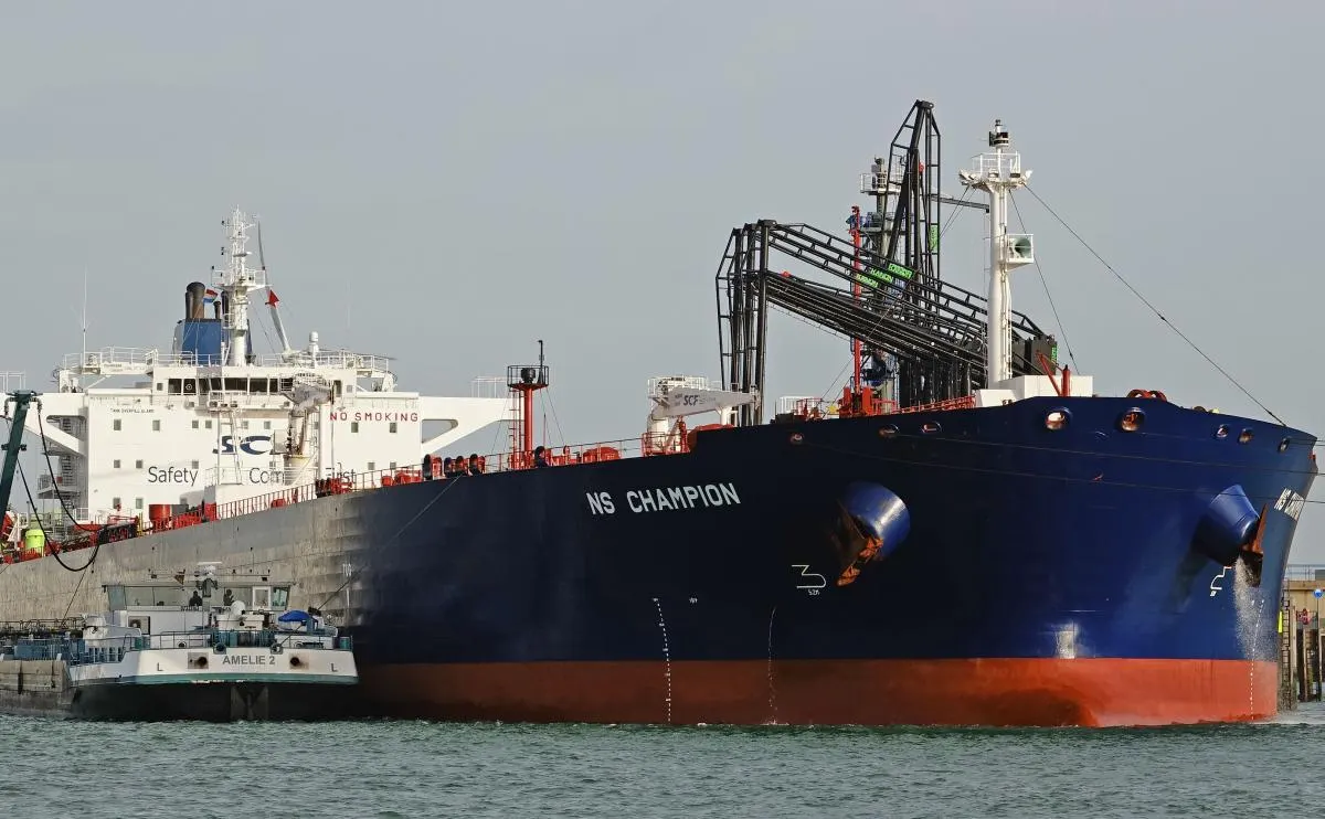 Евросоюз дал странам‑членам право реализовывать нефть и другие товары, изъятые с судов, которые, как считают власти, пытались обойти санкции и ценовое ограничение; Москва резко осудила эти действия.