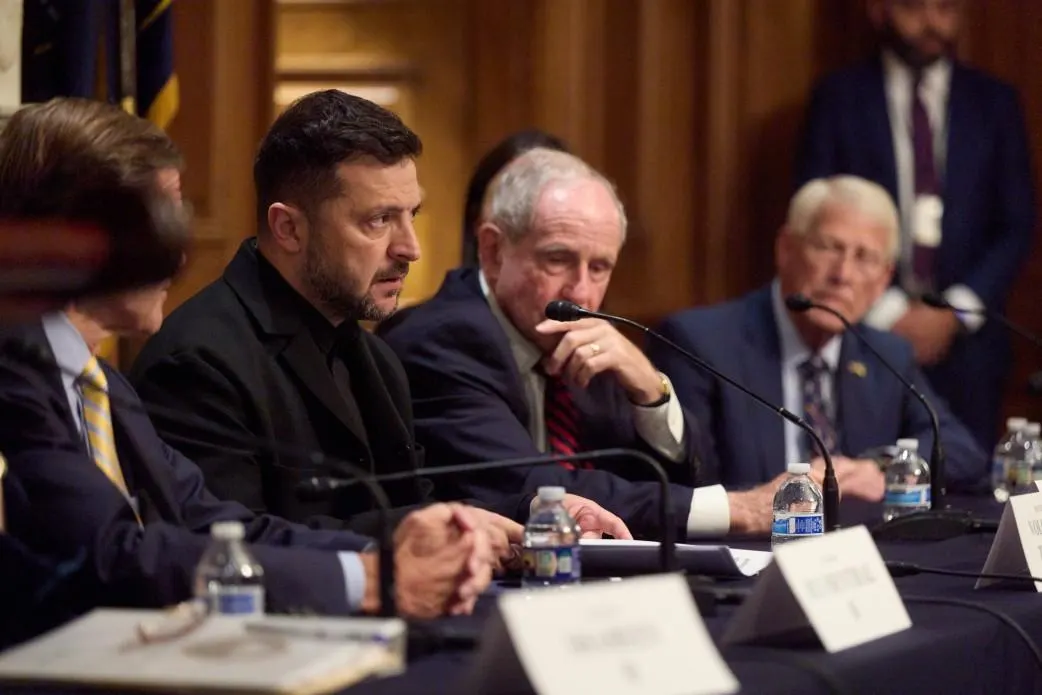 По итогам закрытой встречи с президентом Украины в США возросла поддержка новых санкций и расширения военной помощи, однако законопроекту ещё предстоит пройти все этапы рассмотрения в Конгрессе.