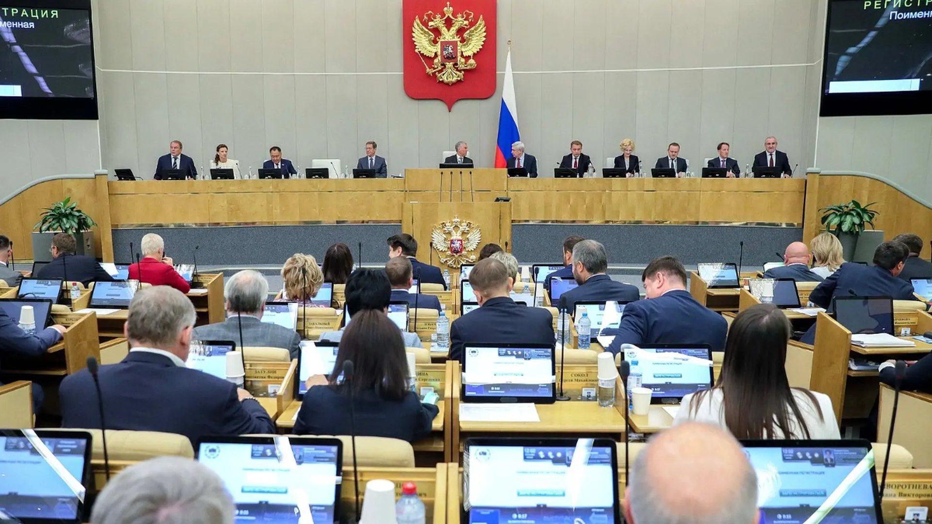 Совет Госдумы рекомендовал включить на 22 июля во второе чтение два законопроекта об ограничительных мерах для лиц за рубежом. Предлагаемые запреты касаются банковских и консульских услуг, операций с недвижимостью, доступа к госуслугам и других ограничений; реестр будет вестись Минюстом.