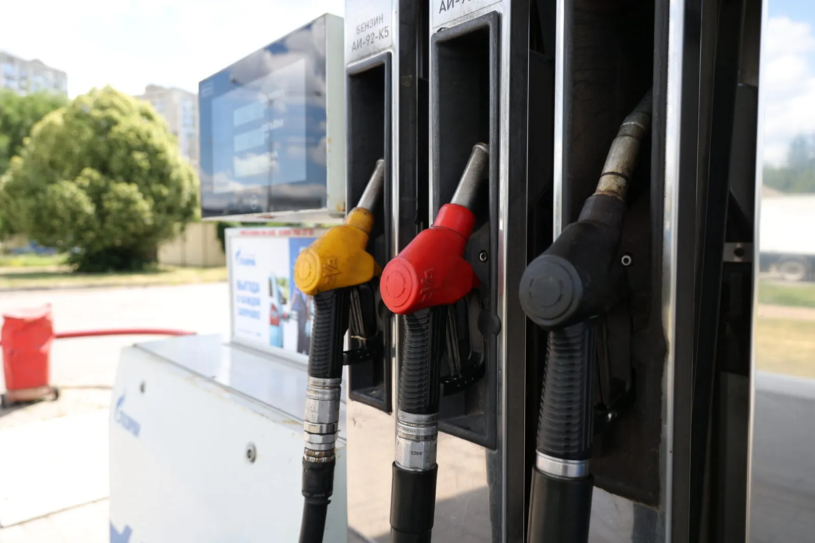 В официальных протоколах совещаний обозначена очередность поставок нефтепродуктов: в первую очередь обеспечат госзаказы и оборонные предприятия, затем — РЖД, флот и сельхозпроизводителей; автозаправки и независимые станции получат топливо только после них.