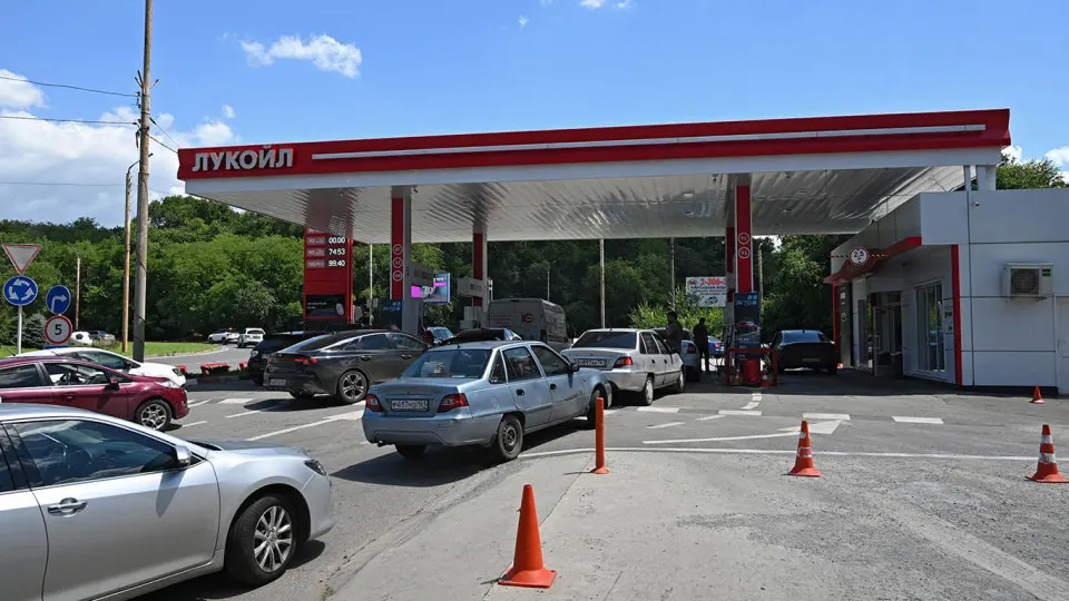 Цена на бензин АИ‑92 из Белоруссии за неделю выросла на 6% и продолжает расти на фоне сокращения производства топлива в России и ограниченных возможностей быстрой замены поставок.