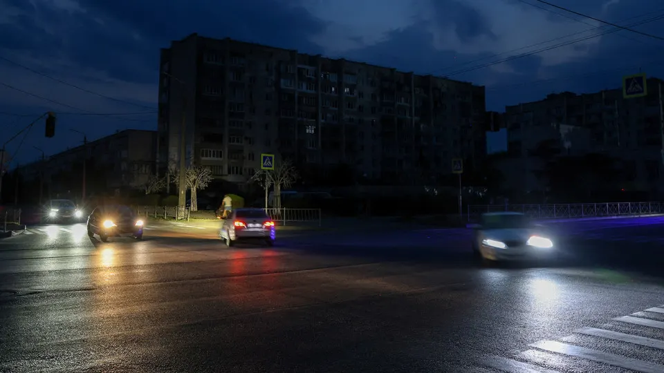 В ряде регионов, включая Крым, из‑за дефицита топлива и перебоев на АЗС урезают автобусные рейсы и повышают тарифы. Производство топлива сократилось, власти приостановили экспорт и ищут поставки за рубежом.