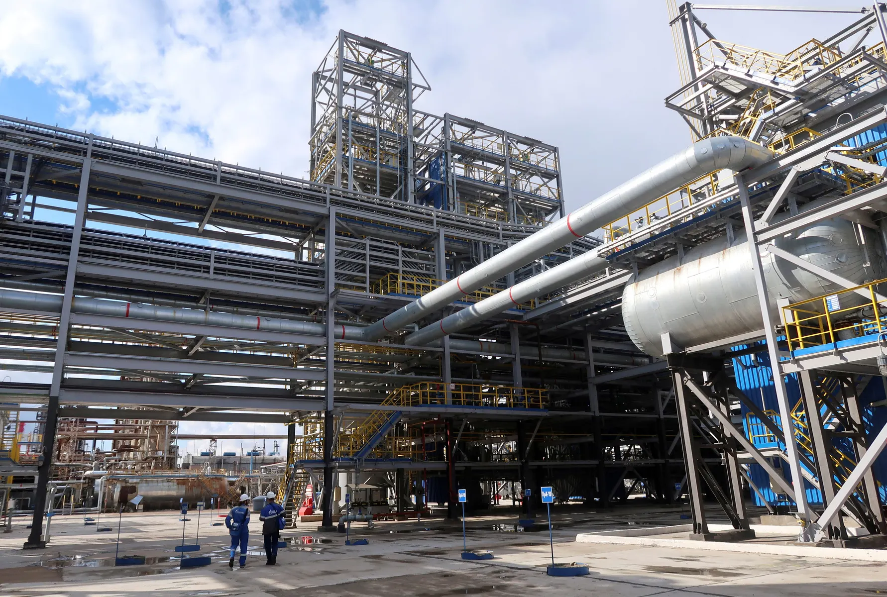 Завод в Башкортостане прекратил переработку нефти и газового конденсата после ночного удара беспилотников. Повреждены ключевые установки — восстановление может занять недели или месяцы.