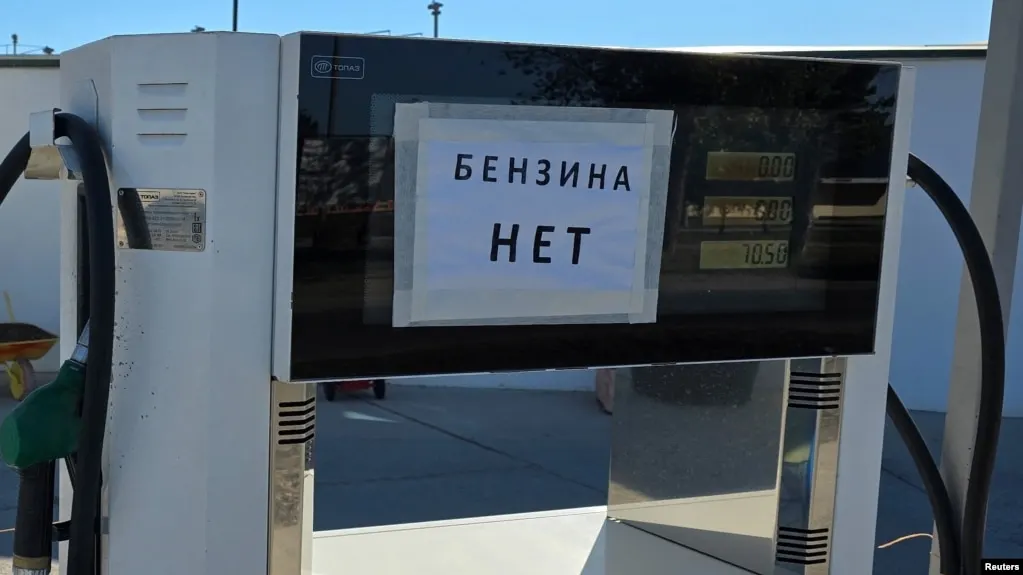 Росстат зафиксировал рост цен на топливо по России; наибольшее удорожание за неделю — в Севастополе. Дефицит, логистические трудности и сокращение производства усиливают кризис, регион ввёл режим ЧС и лимиты на продажу топлива.