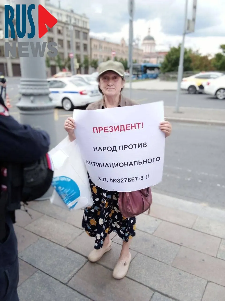 В центре Москвы полицейские задержали активистку, проводившую одиночный пикет в защиту памятников культуры. Она выступала против передачи регионам права снимать памятники с госохранy.