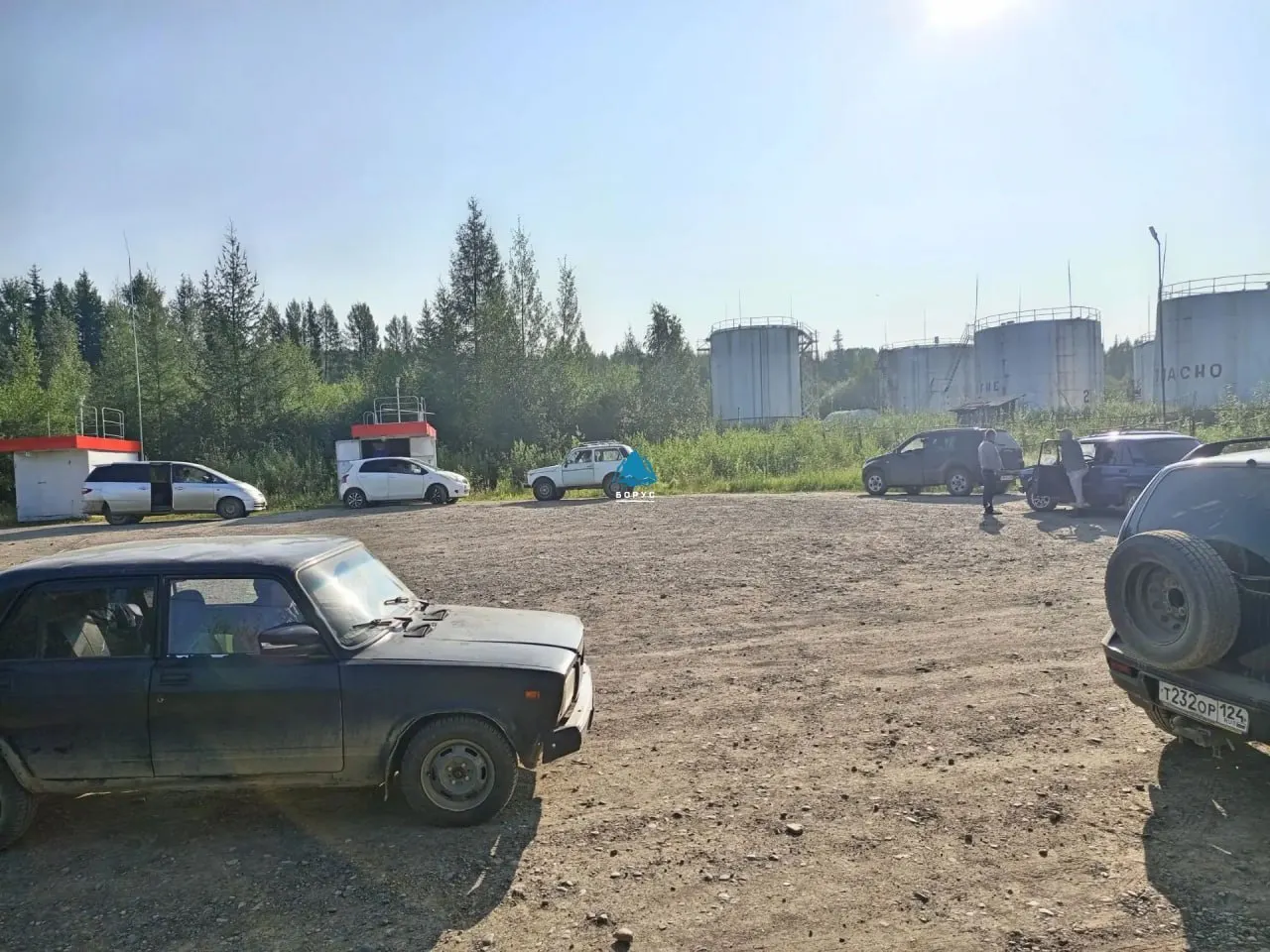 В ряде регионов введены временные ограничения на продажу топлива, автомобилисты стоят в длинных очередях, а правительство продлило запрет на экспорт топлива до января 2027 года.