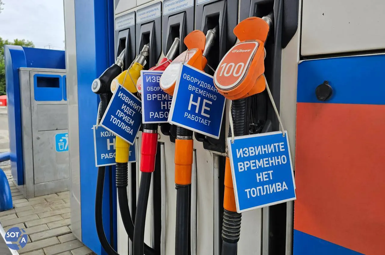 Медианные цены на бензин по стране выросли заметно: АИ‑92, АИ‑95 и АИ‑98 подорожали на десятки процентов. Эксперты связывают это с ремонтом НПЗ, сезонным спросом и региональными дефицитами — переход водителей на более дешёвые марки проблему не решит.