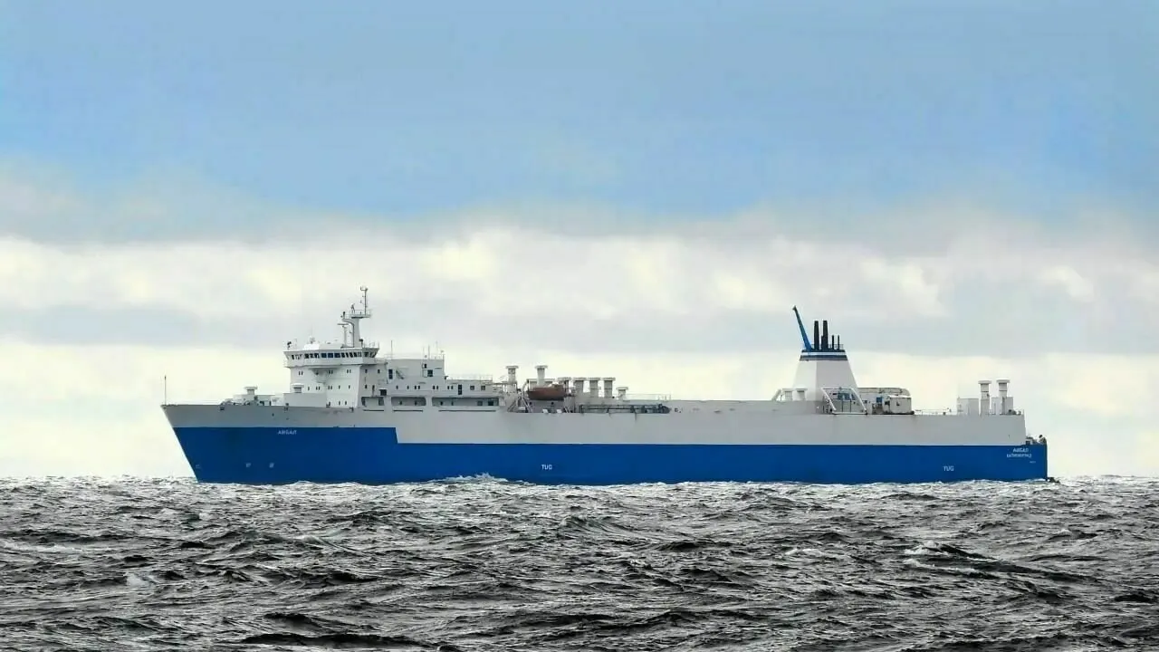 Судно прошло освидетельствование Российского морского регистра судоходства, отремонтированы силовая установка, винторулевой комплекс и грузовое оборудование — паром снова доставляет в Калининградскую область топливо, продукты и технику.