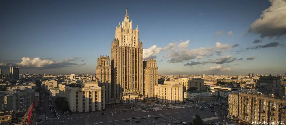 По сообщениям в Telegram власти рассматривают идею вернуть выездные визы: поездки в «недружественные» страны могут разрешаться только организованными группами. В МИДе называют такие сообщения необоснованными.