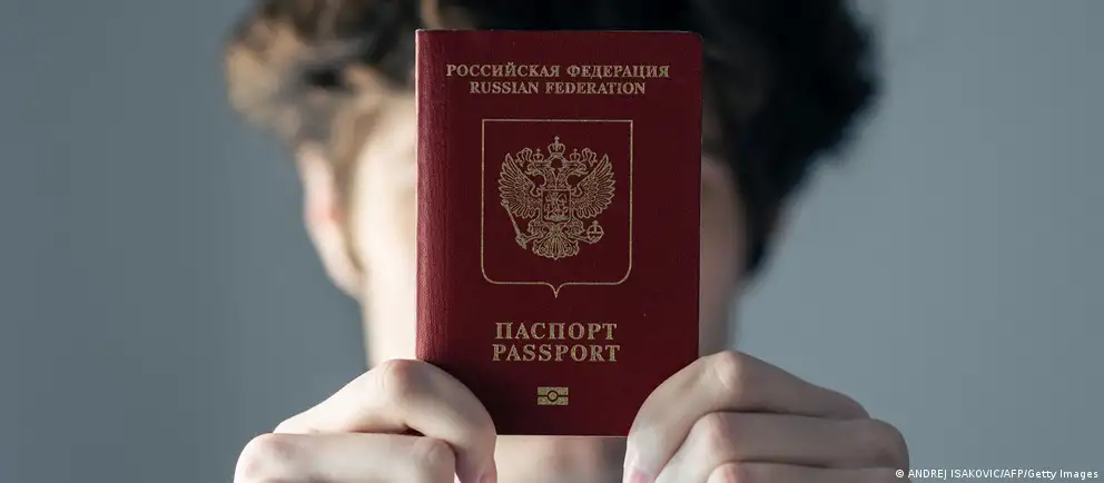 После возражений Франции и Италии в проекте визового запрета для российских военнослужащих оставили ограничения только для непосредственных участников боевых действий и для краткосрочных виз; список исключений при этом расширили.