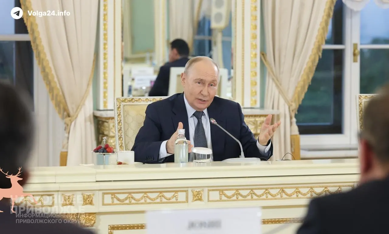 Президент заявил, что сложности на внутреннем топливном рынке носят временный характер и возникают под внешним давлением. По его словам, экономика справляется; ВВП вырос на 0,2% за январь—май и на 0,3% в мае.