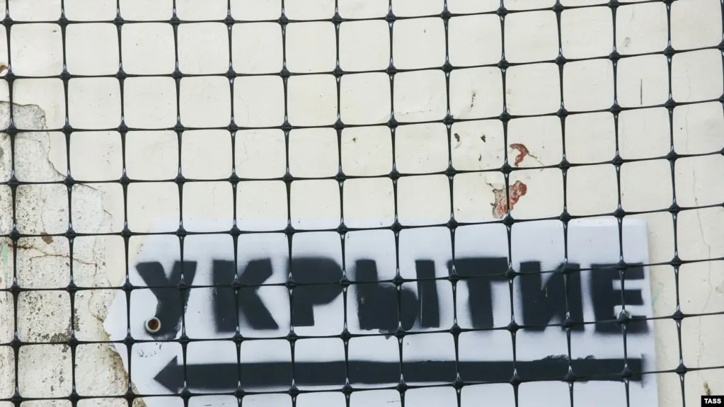 В результате атак беспилотников и ракет в Калужской и Белгородской областях, а также на территории Крыма зафиксированы пожары и повреждения инфраструктуры; по данным властей, потери среди мирных незначительные, ситуацию мониторят и ликвидируют последствия.