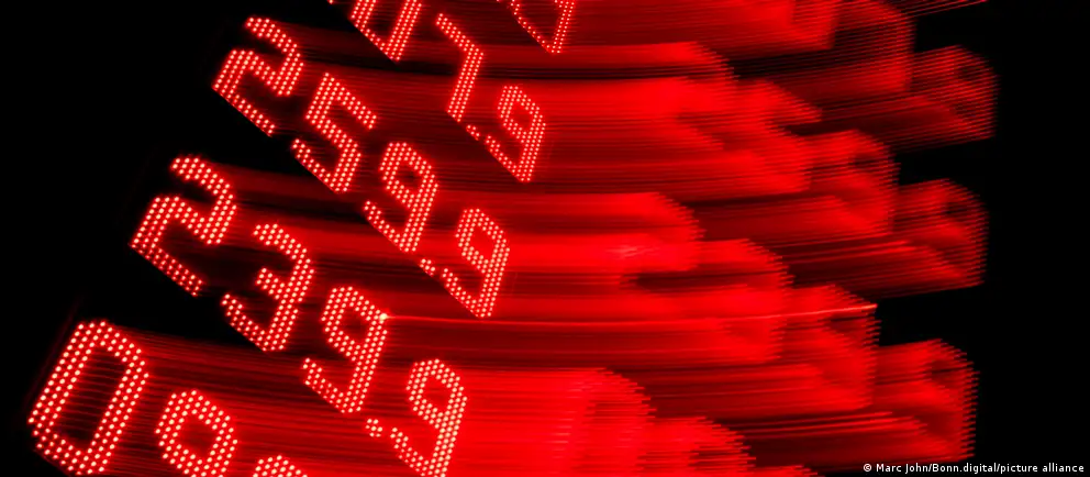 Серии ударов по нефтеперерабатывающим заводам и введённый запрет на вывоз всех видов топлива, включая дизель, превратили внутрироссийский дефицит в фактор, который уже повышает цены и нарушает поставки за пределами страны.