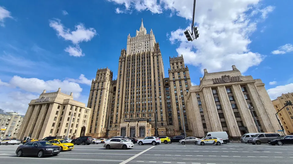 Российские власти утверждают, что Прибалтика готовит массовую депортацию русскоязычных и систематическое ущемление их прав; планируется обращение в Международный суд ООН, а также обсуждаются меры по защите соотечественников за рубежом.