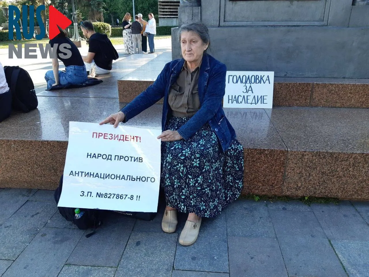 Председатель новосибирского отделения ВООПИК Наталья Шамина устроила голодовку у памятника Кириллу и Мефодию в Москве и была доставлена в отделение полиции. Ранее аналогичную акцию объявила активистка из Новосибирска; градозащитники протестуют против закона о передаче региональным властям прав на снятие объектов наследия с учёта.