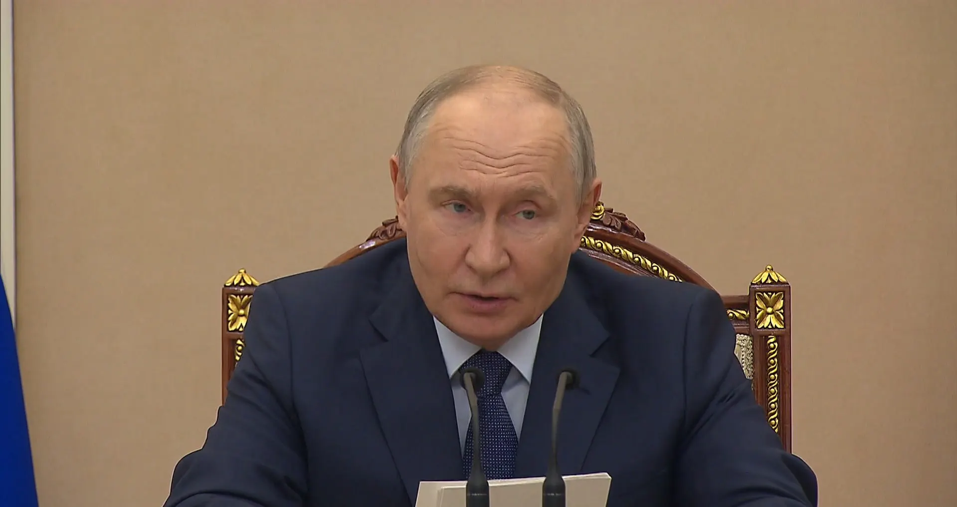 На совещании обсудили динамику ВВП, исполнение бюджета и рост нефтегазовых доходов; президент поручил дополнительную поддержку региональных бюджетов.