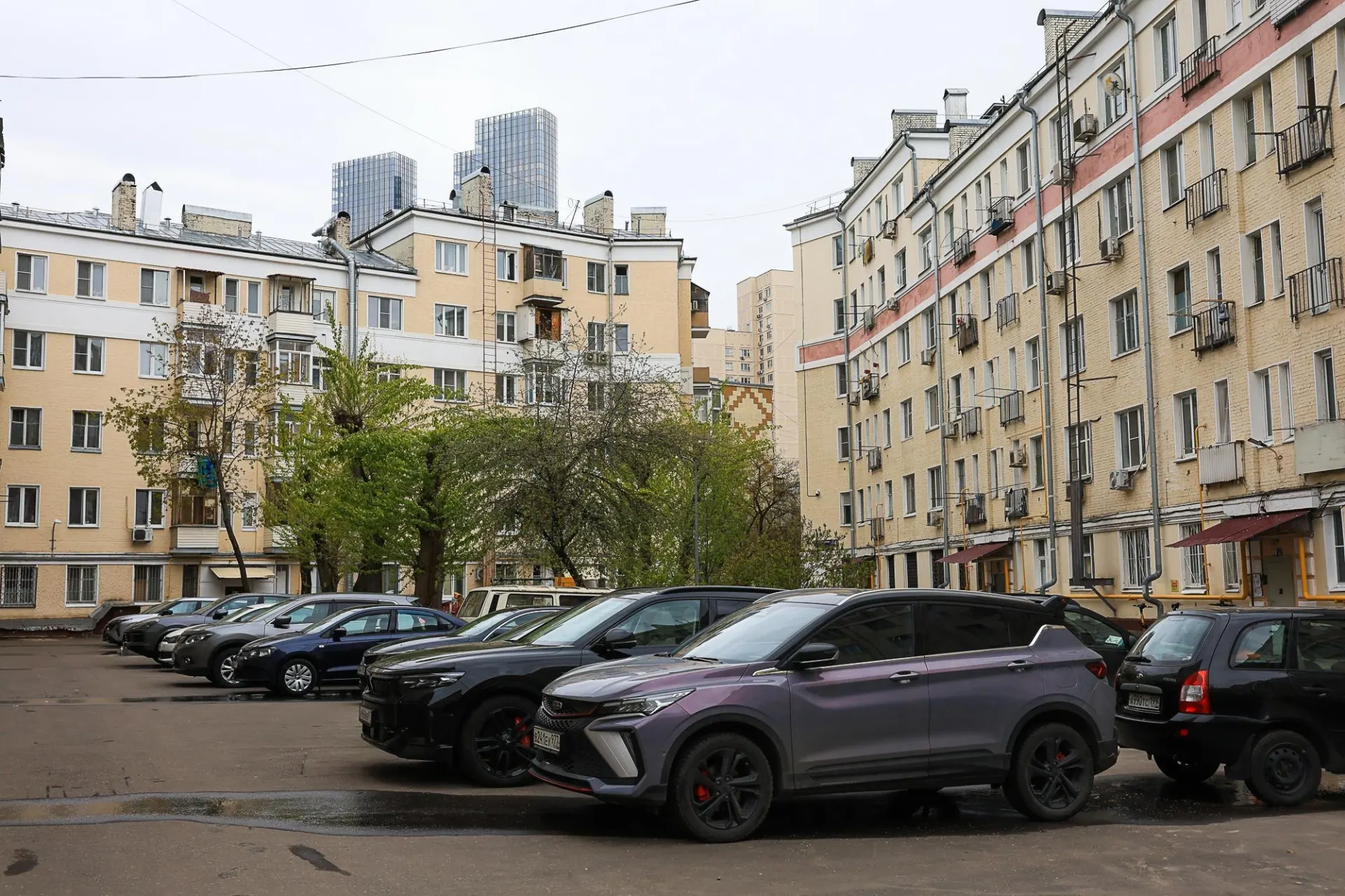 Таможенная служба массово рассылает ретроактивные требования об уплате утилизационного сбора — иногда суммы значительно превышают стоимость автомобилей. Письма получают и те, чьи машины были ввезены прежними владельцами.