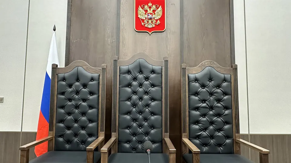 Правительственная комиссия одобрила инициативу Верховного суда, которая ослабляет требования к образованию для ряда должностей в судах — от секретарей заседаний до консультантов и специалистов аппаратов.