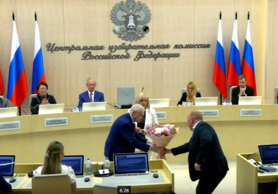 Комиссия единогласно подтвердила 260 кандидатов от «Справедливой России», назначила члена с правом совещательного голоса и одобрила 43 финансовых уполномоченных «Яблока» для работы в 42 регионах.