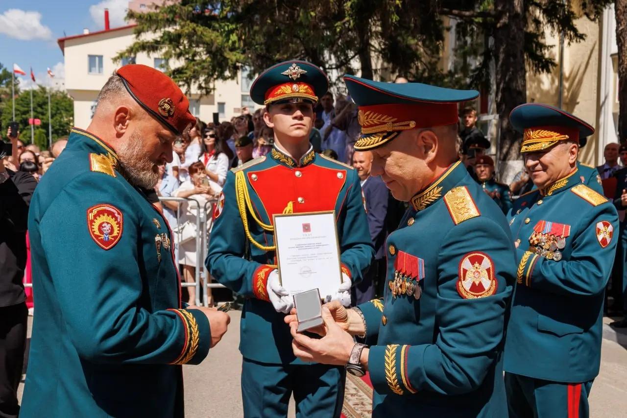 Начальнику Саратовского института войск национальной гвардии Александру Белоглазову вручено воинское звание генерал-лейтенанта; погоны вручил замдиректора Росгвардии Анатолий Маликов.
