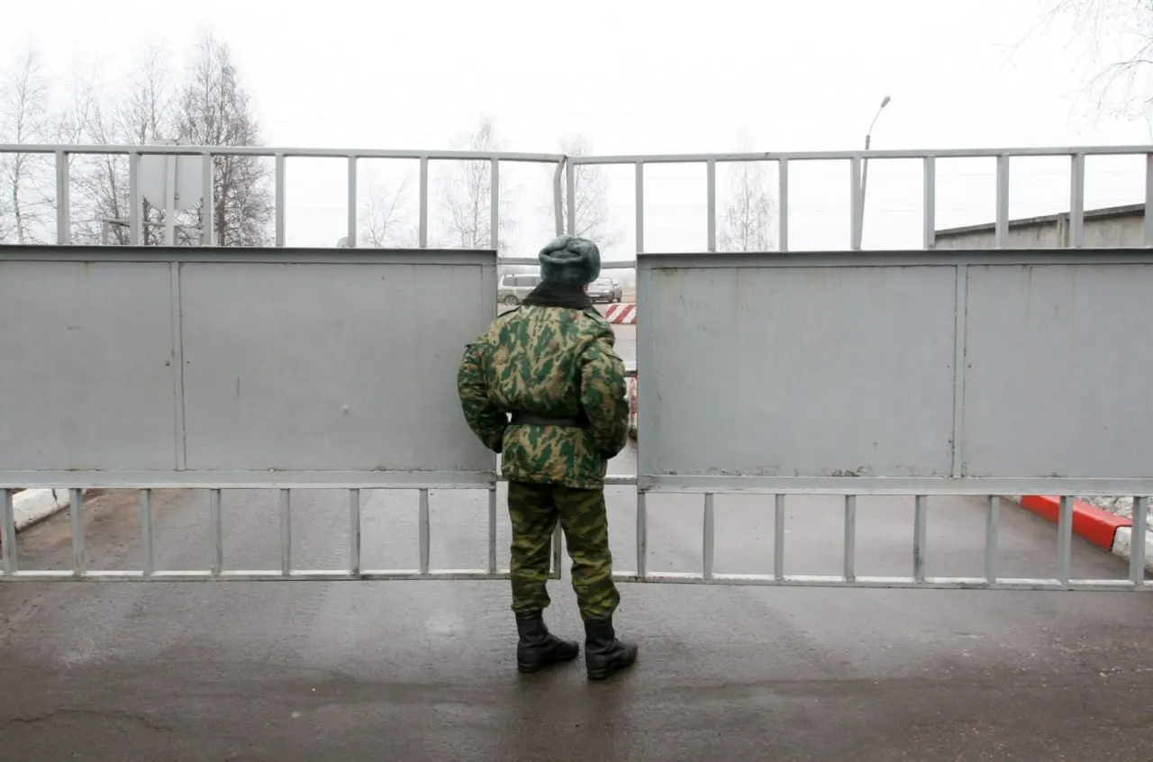 Депутат из Томской области заявил, что Министерство обороны присваивает пропавшим без вести статус «самовольно покинувших часть» (СОЧ), из‑за чего их родственники остаются без положенных выплат; по разным оценкам, тысячи военнослужащих получили такой статус, а выплаты задерживаются.