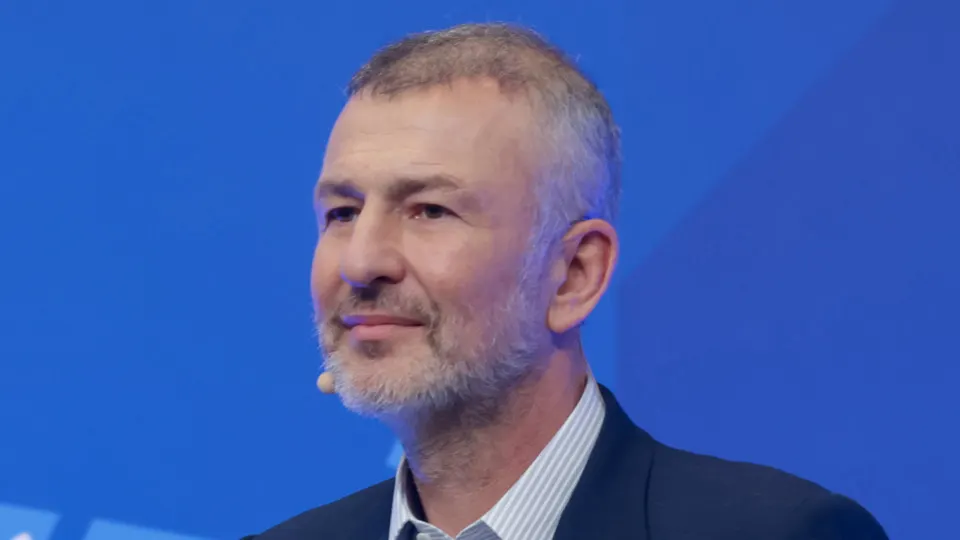 Андрей Мельниченко согласился перечислить 32 млрд рублей образовательному центру «Сириус», после чего прокуратура отозвала иск о национализации СИБЭКО — сумма близка к стоимости покупки актива у бывшего министра.