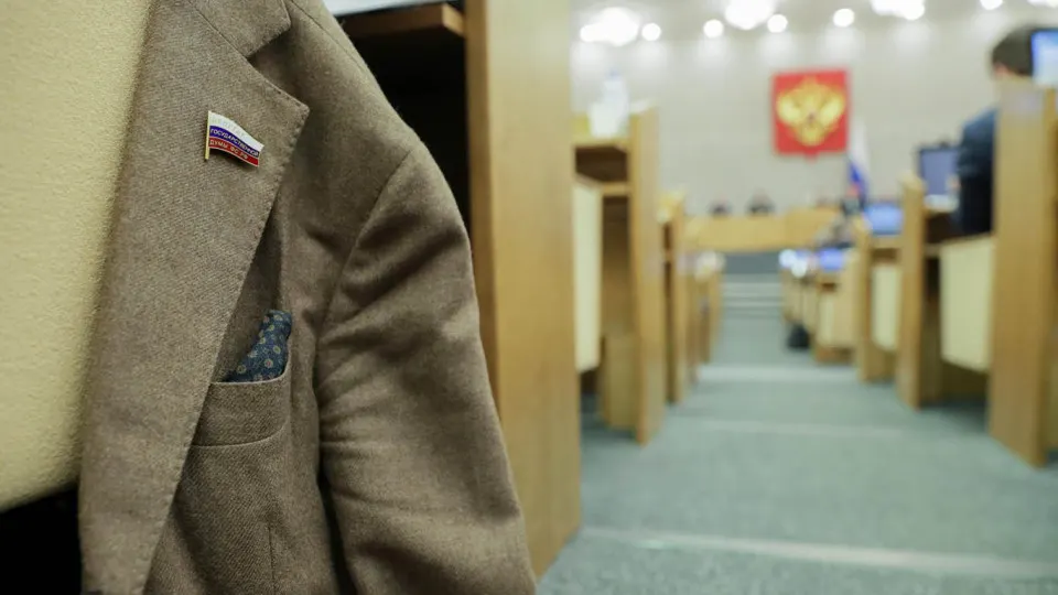 Правительство поддержало поправки, которые исключают ответственность региональных депутатов за отсутствие или несвоевременную подачу деклараций о доходах. Законопроект требует доработки, а изменения продолжают тенденцию к смягчению требований к отчётности чиновников.