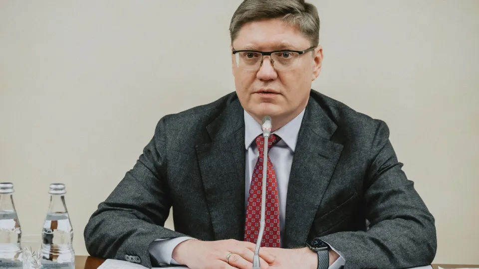 Заместитель руководителя фракции заявил, что дефицит бензина связан с ударами по НПЗ и призвал не поддаваться манипуляциям. Между тем переработка и поставки резко сократились, введены ограничения и возникли очереди на АЗС.