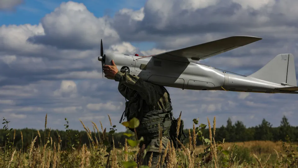 Совместное расследование указывает на многолетнее военно‑техническое взаимодействие Пекина и Москвы: от обмена данными с поля боя до поставок китайских компонентов для беспилотников и обсуждения способов вывода из строя спутниковых сетей.