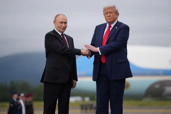 После личной встречи с президентом Украины на саммите НАТО в Анкаре Трамп планирует телефонный разговор с Владимиром Путиным; в переговорах обсуждают возможные пути прекращения войны в Украине.