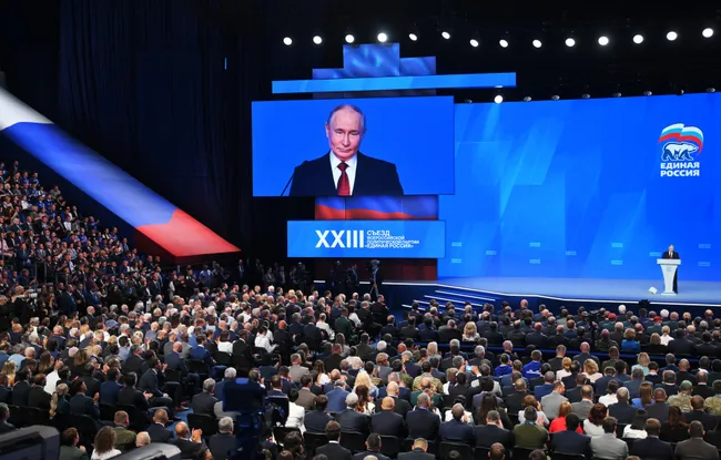 Администрация президента постепенно понижает KPI для «Единой России»: от первоначальных 55% ожиданий к сентябрьским выборам в ряде регионов ушли к 45% при сохранении целевой явки около 50%. Решение объясняют падением рейтингов и экономическими проблемами.