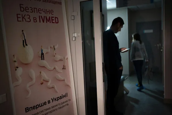 Депутаты приняли поправки в закон «О ветеранах»: вспомогательные репродуктивные технологии, включая экстракорпоральное оплодотворение, будут предоставляться бесплатно женам участников боевых действий и вдовам, не вступившим в повторный брак. Суррогатное материнство и криоконсервация останутся платными.