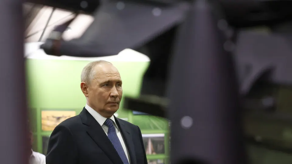 На форуме президент рассказал о добровольных перечислениях почти 70 млрд рублей через Общероссийский народный фронт и отметил укрепление армии; при этом государственные расходы на войну продолжают расти и могут превысить запланированные суммы.